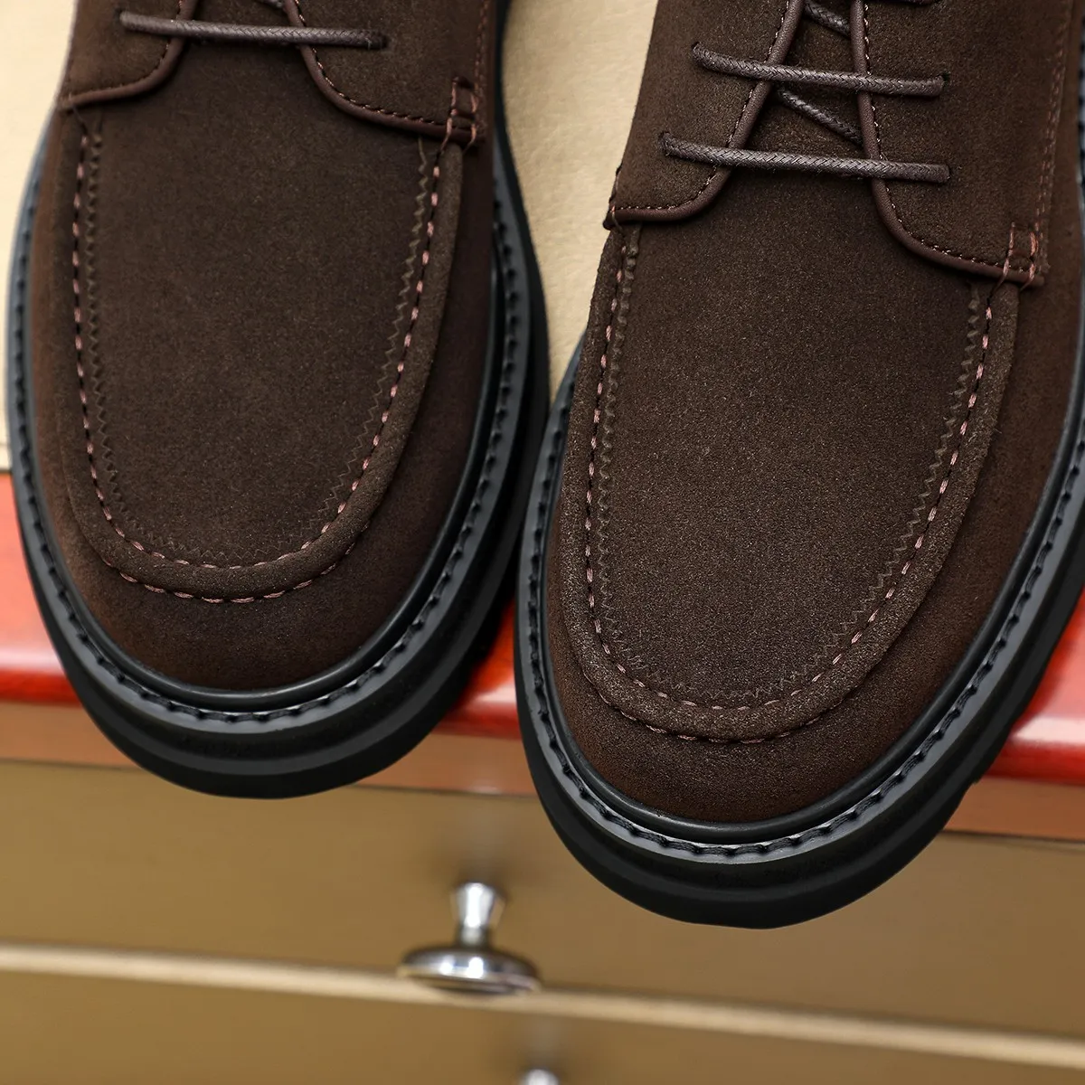 Men's shoes 💰660 💰 Louis Vuitton LV ® Autumn and Winter 🆕 models 🔛Full shoe counter First layer cowhide, 🐂Leather lined casual shoes for men, super soft outsole, essential for driving. Counter synchronization Original first layer cowhide Completely 1:1 mold customization 🌹Top version, 2 colors available! Number: 38-45 (37.46. Customized)